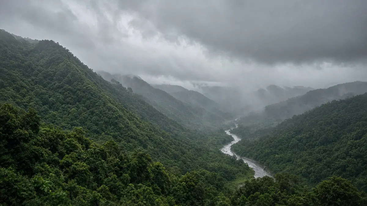 Imagen ilustrativa: nubes de lluvia sobre montañas boscosas