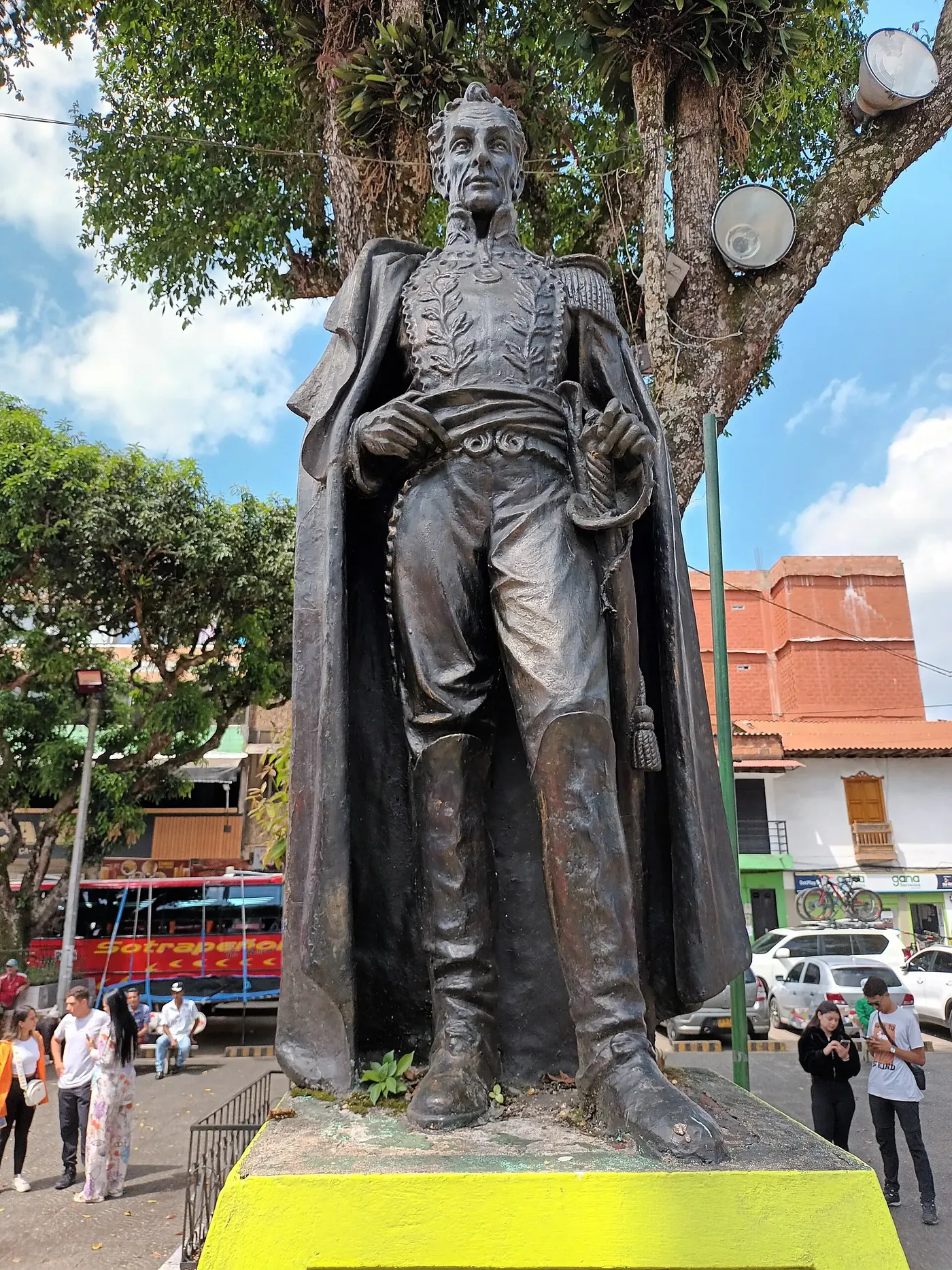 Statue of Simón Bolívar in the main square of San Rafael