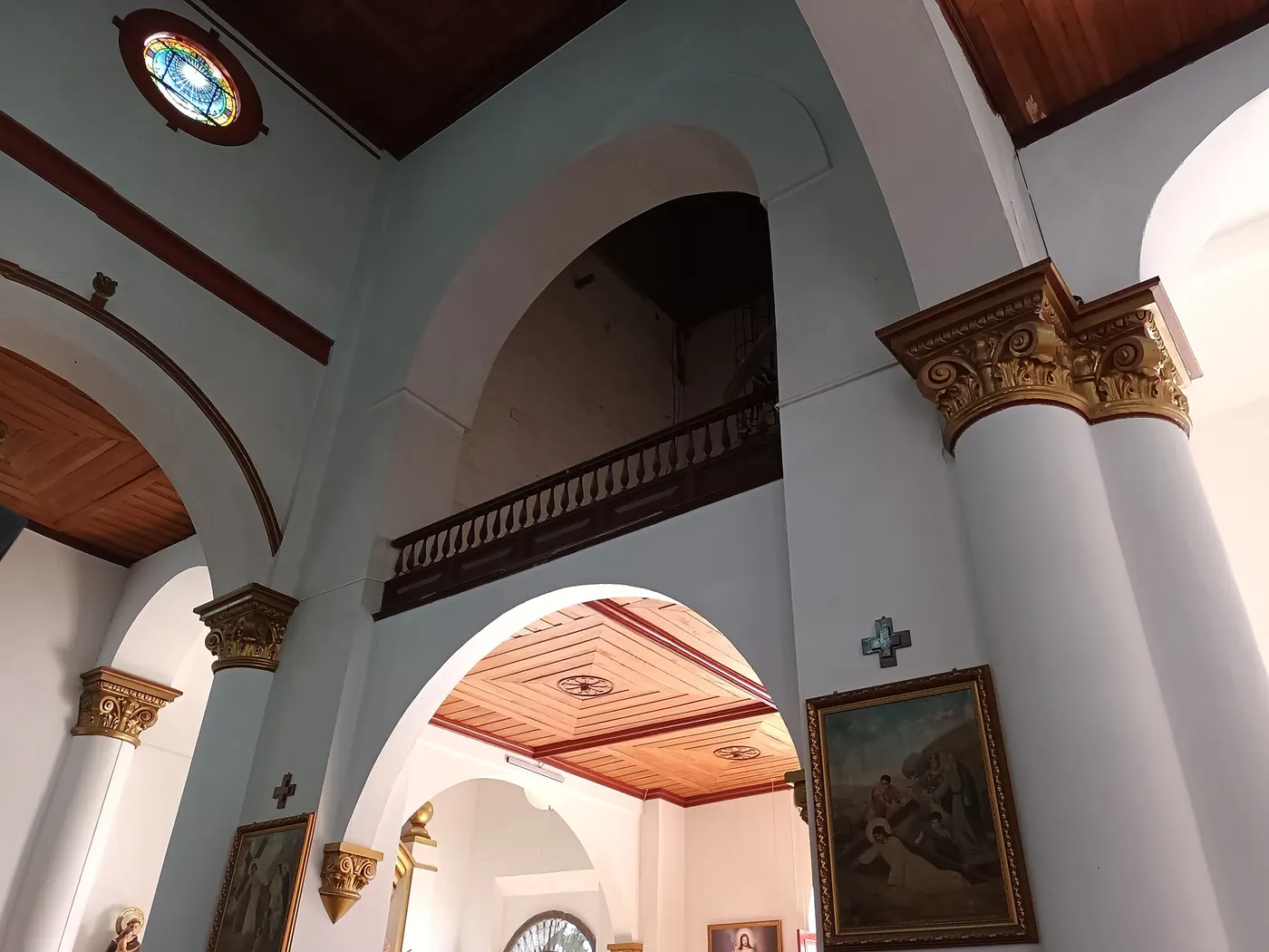 Arcos, columnas y coro alto en el interior de la iglesia de San Rafael Arcángel