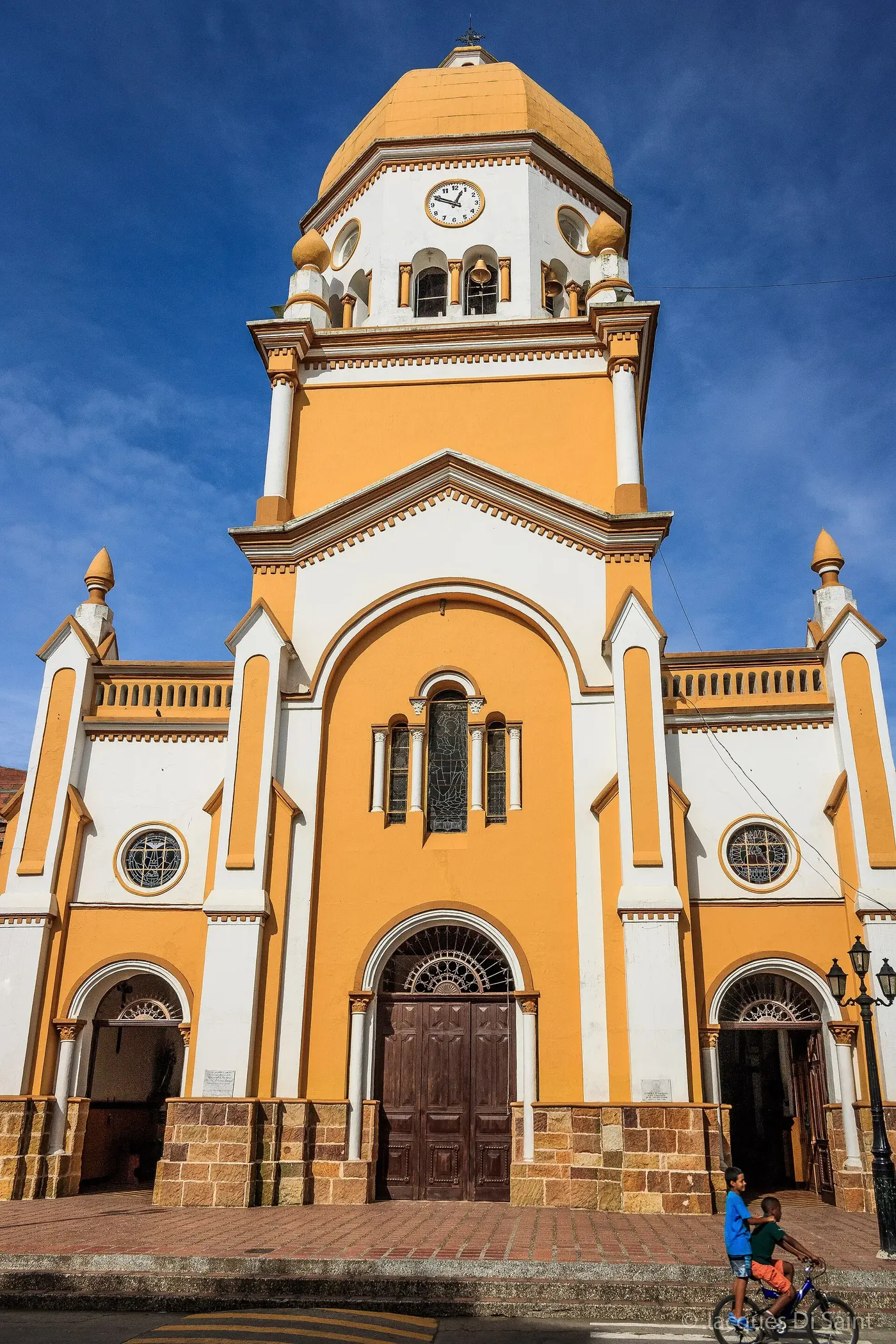 Fachada amarilla y blanca de la iglesia de San Rafael Arcángel en 2016