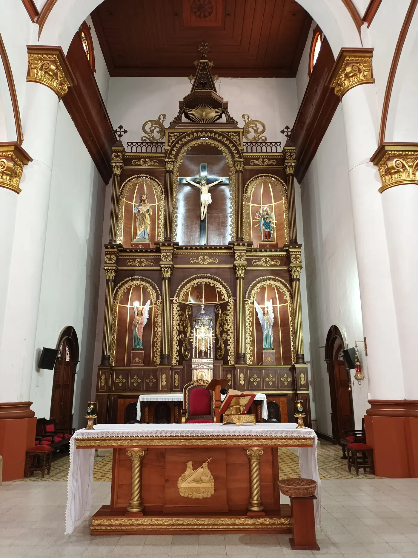 Retablo dorado y altar mayor de la iglesia de San Rafael Arcángel