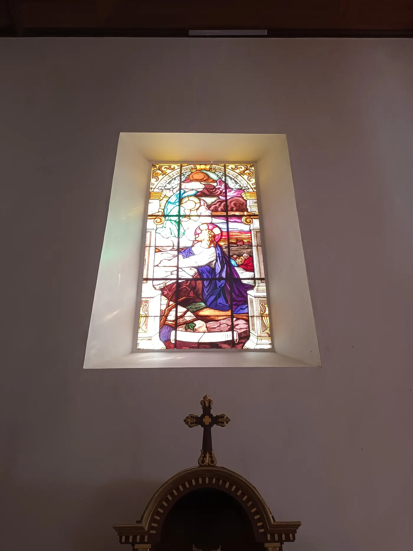 Vitral de colores en un muro de la iglesia de San Rafael Arcángel