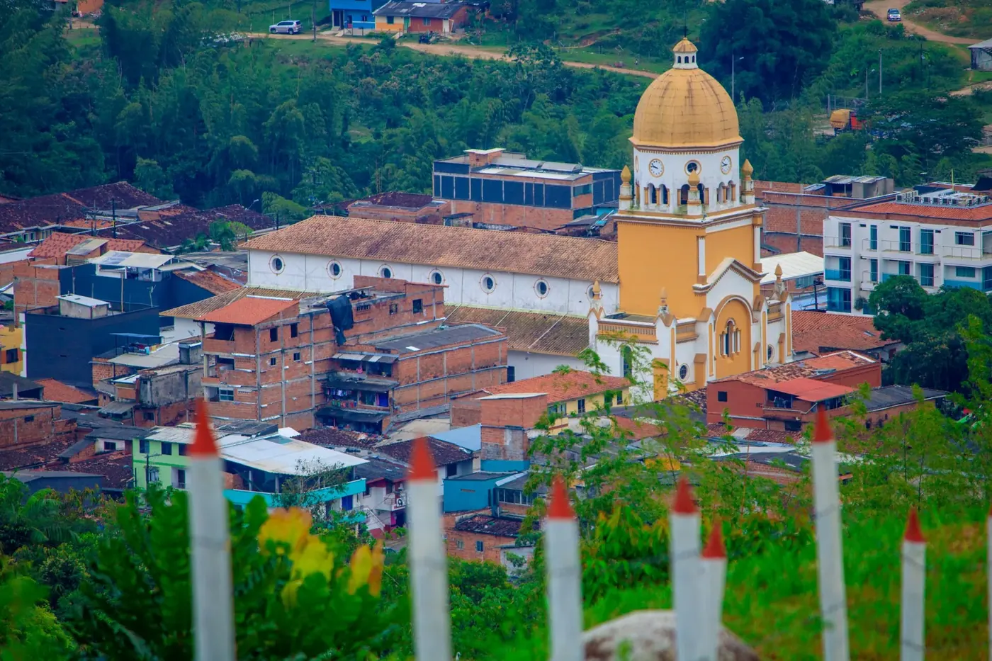 Casco urbano de San Rafael con la cúpula amarilla de la iglesia entre tejados