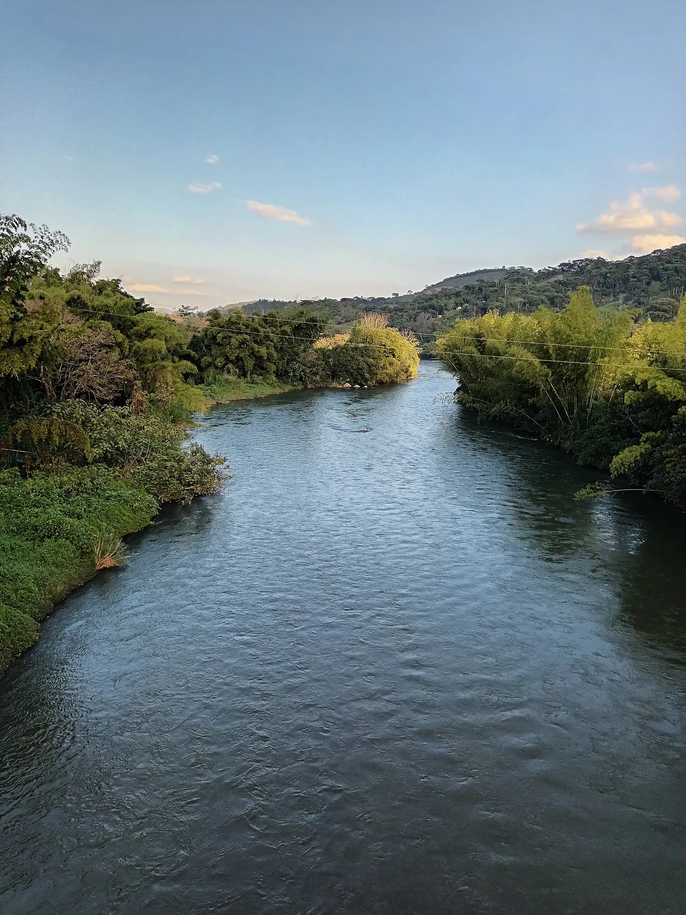 Corriente del río Guatapé entre piedras en San Rafael