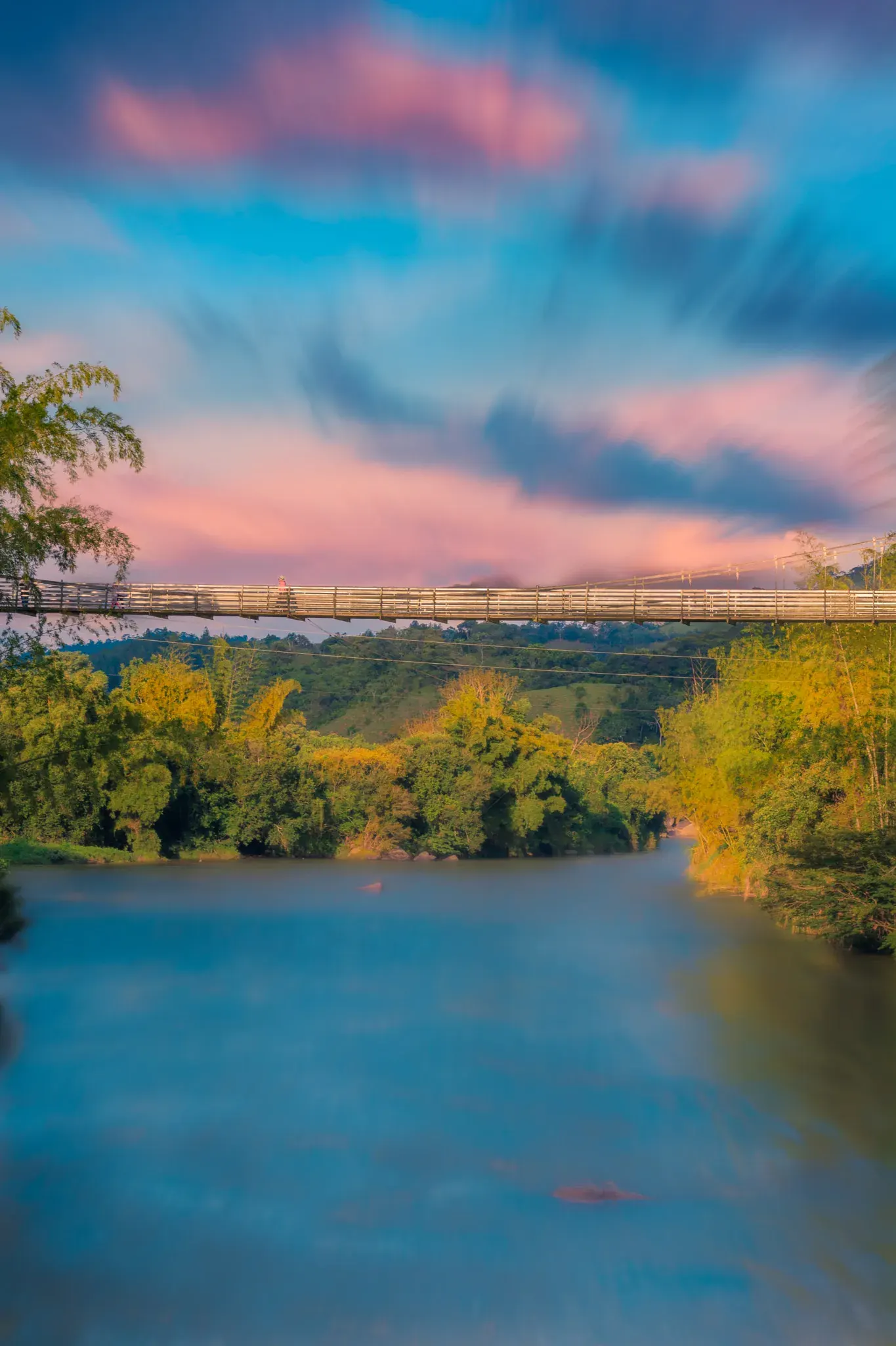 Río ancho y tranquilo bajo un cielo rosado al atardecer en San Rafael
